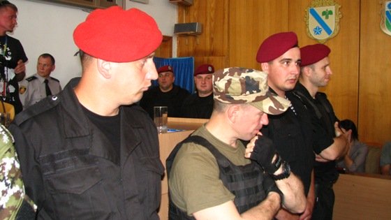 В Ровно на сессии облсовета драка, президиум охраняют спецназовцы