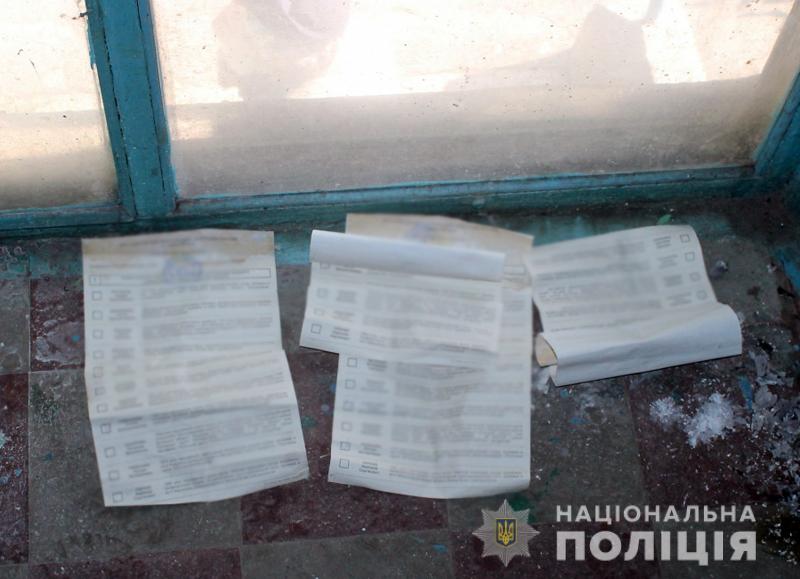 В скандальном округе в Покровске полиция обнаружила заполненные бюллетени в подъезде дома (ФОТО)
