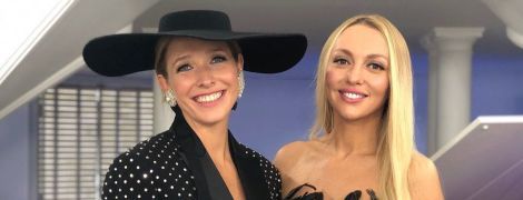 В скромном платье и с сумкой Chloe: светский выход принцессы Евгении