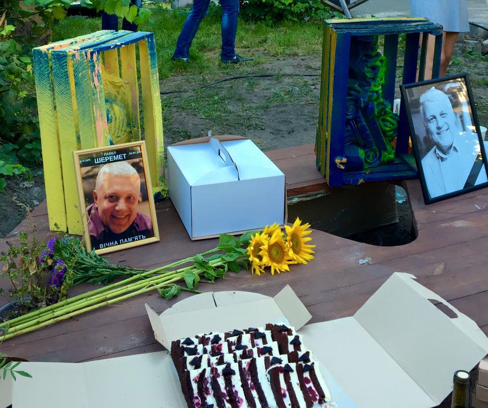 В сквере Небесной сотни Шеремета поминали с детьми, принесли сладкие десерты