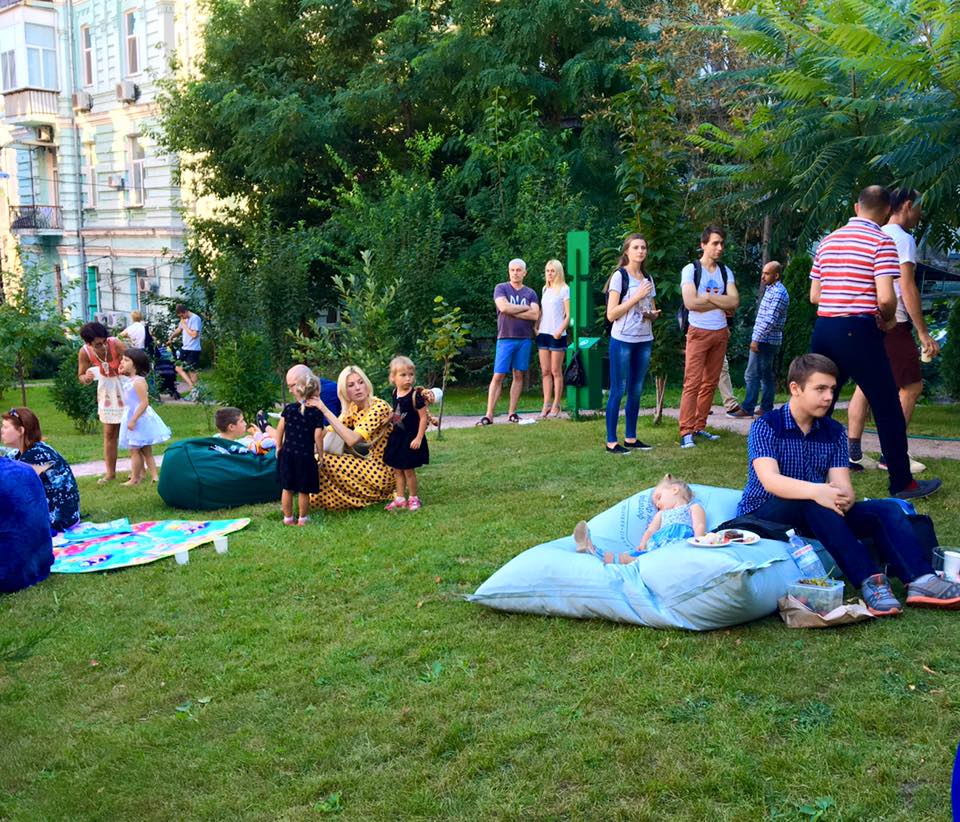 В сквере Небесной сотни Шеремета поминали с детьми, принесли сладкие десерты
