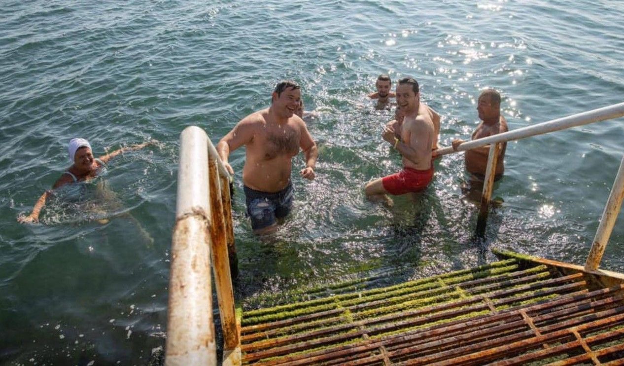 В соцсети выложили фото и видео, как президент Зеленский купается в красных шортах в море