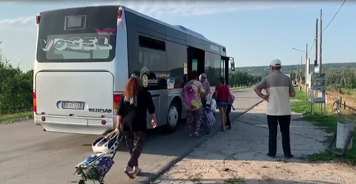 В Станице Луганской к разрушенному мосту запустили бесплатный автобус