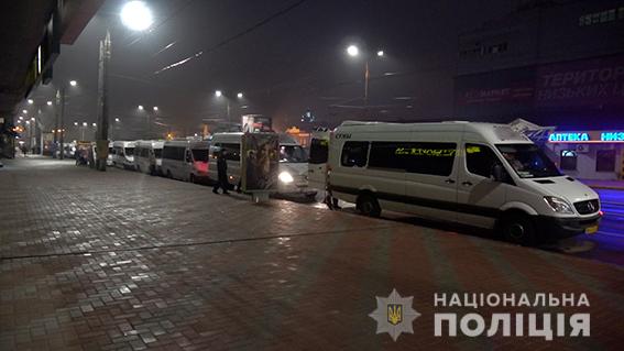 В Сумах группа мужчин в балаклавах изрезала колеса на полутора десятках маршруток, задержали 30 человек