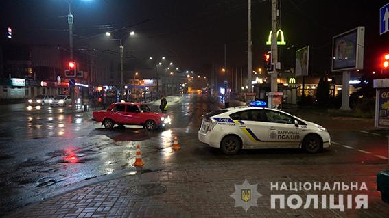 В Сумах группа мужчин в балаклавах изрезала колеса на полутора десятках маршруток, задержали 30 человек