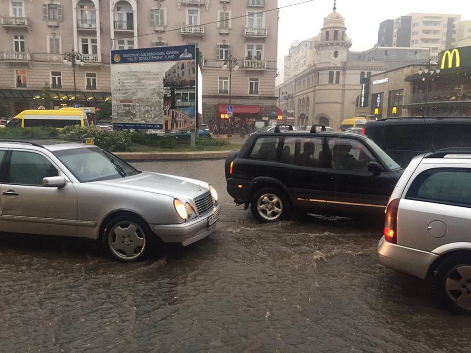 В Тбилиси ливень затопил дороги и подземные переходы, движение по улицам осложнено
