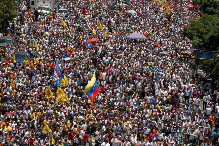 В Венесуэле многотысячные антиправительственные протесты переросли в столкновения с полицией