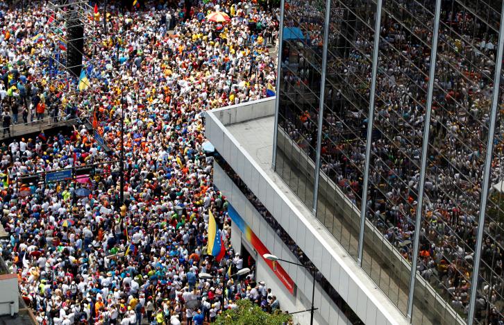 В Венесуэле многотысячные антиправительственные протесты переросли в столкновения с полицией