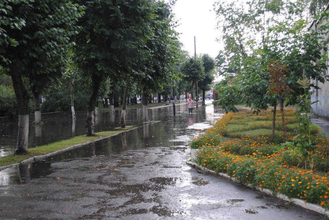 В Волынской области из-за ливня машины по капот в воде “плывут” по дорогам