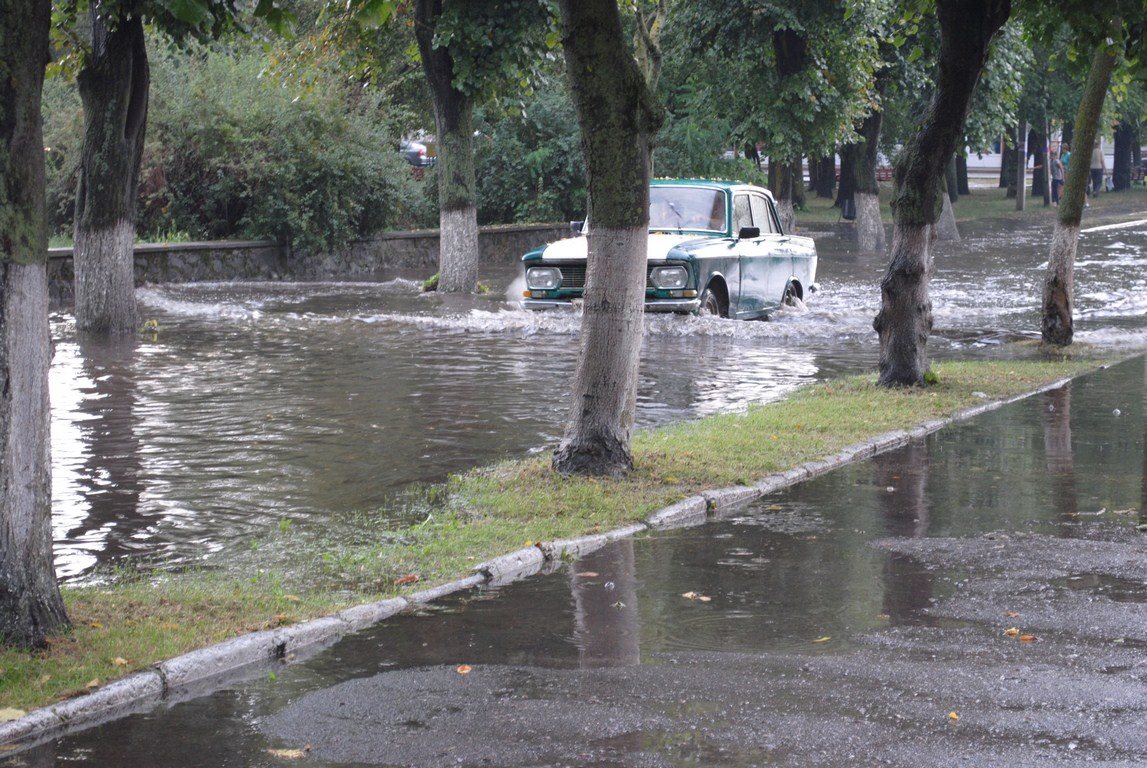 В Волынской области из-за ливня машины по капот в воде “плывут” по дорогам