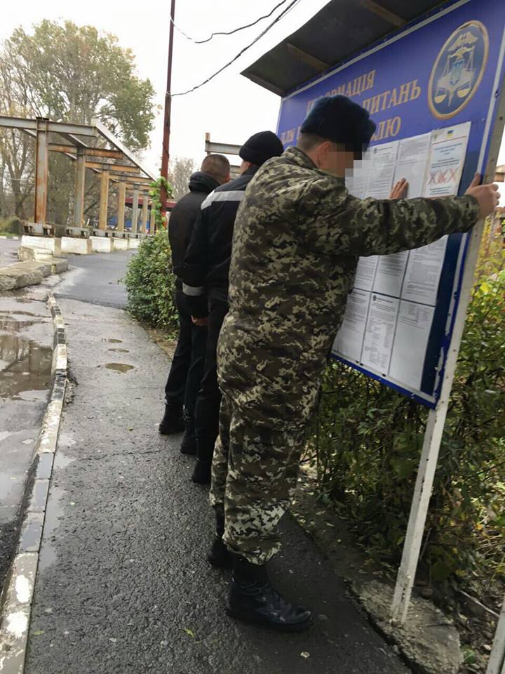 В Закарпатской обл. таможенник крышевал контрабанду янтаря в ЕС
