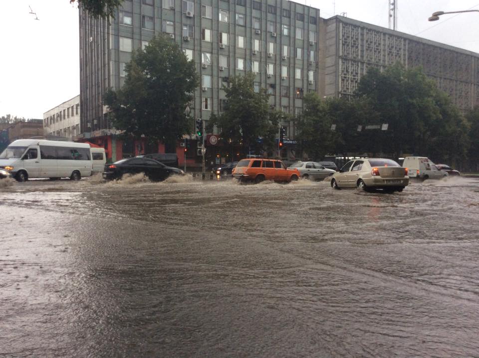 В Запорожье из-за сильных дождей затопило улицы: фото и видео