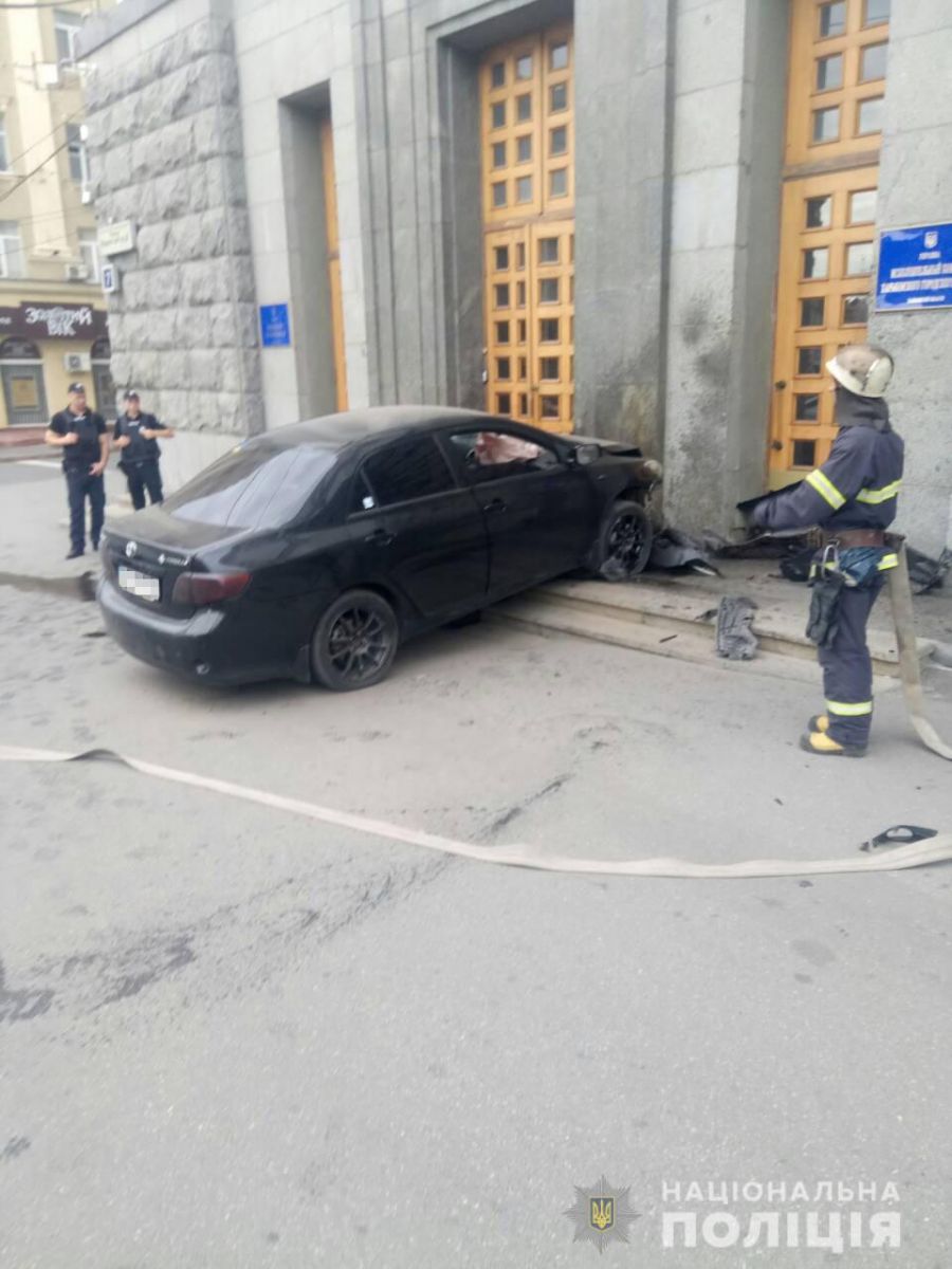 В здание горсовета Харькова врезался автомобиль (ФОТО)