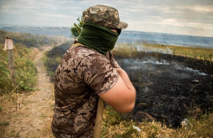 В зоне ООС потушили масштабный пожар возле позиции украинских военных (ФОТО)