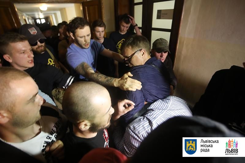 Во Львове митингующие за отставку Садового ворвались в горсовет (ФОТО, ВИДЕО)