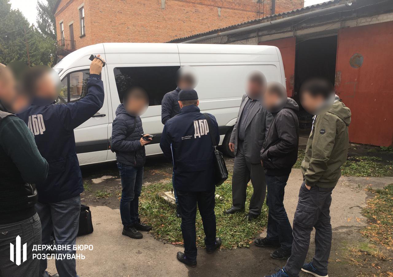 Во Львове налоговик заставлял предпринимателя приобрести 1 тыс. бутылок водки с поддельными акцизными марками