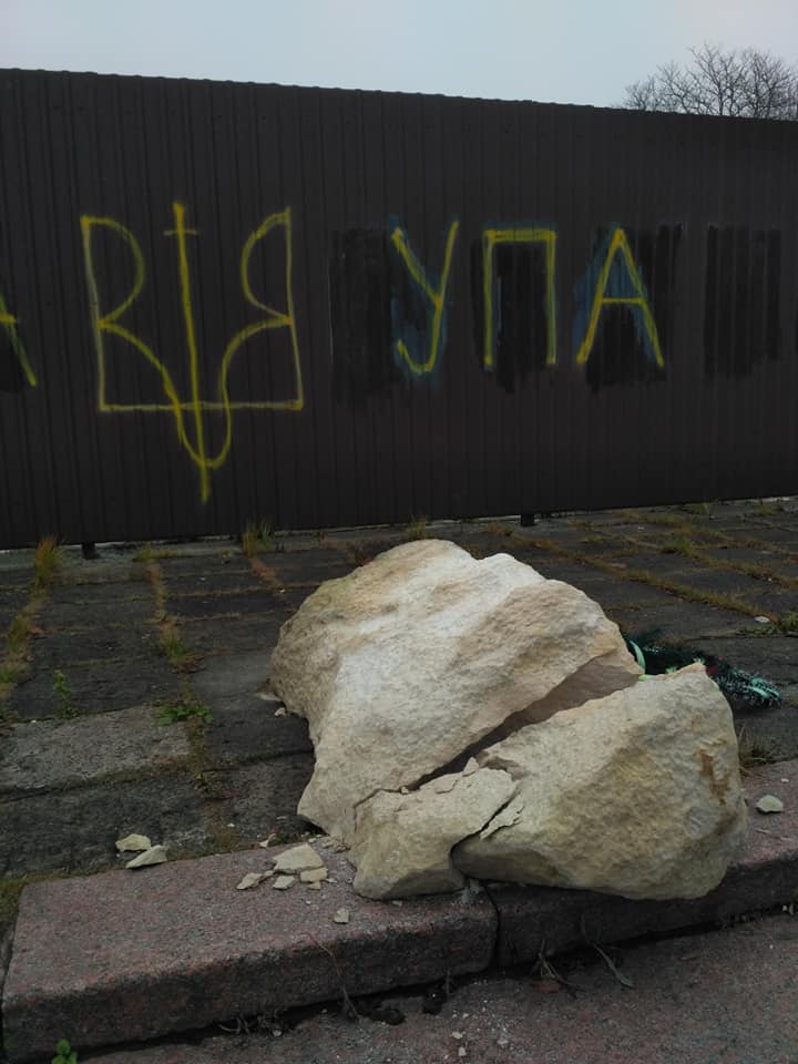 Во Львове уничтожили камень, заложенный под будущий Монумент доблести украинских воинов