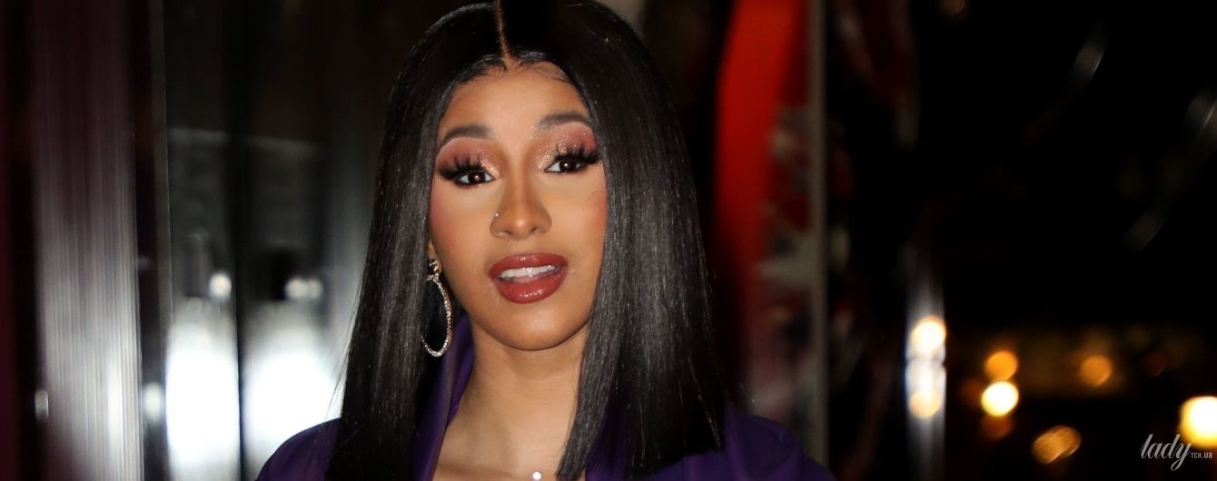 Вот это декольте: Cardi B в латексном мини сверкнула пышной грудью