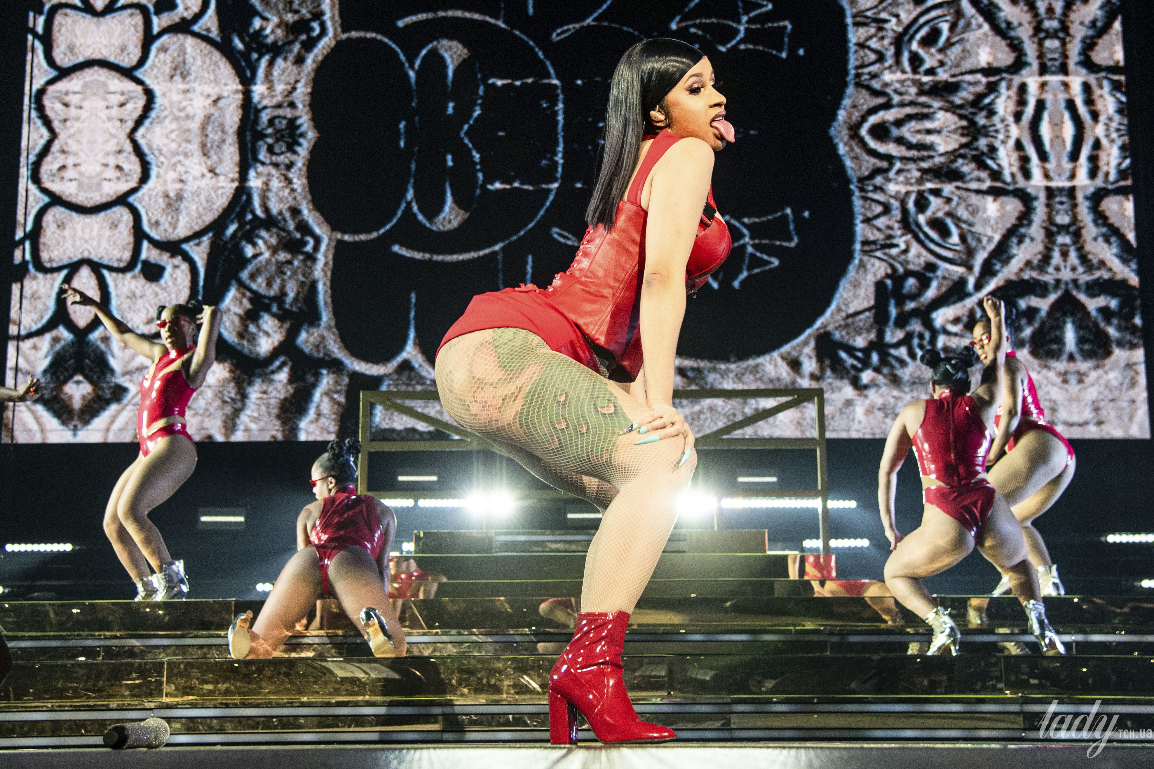 Вот это декольте: Cardi B в латексном мини сверкнула пышной грудью