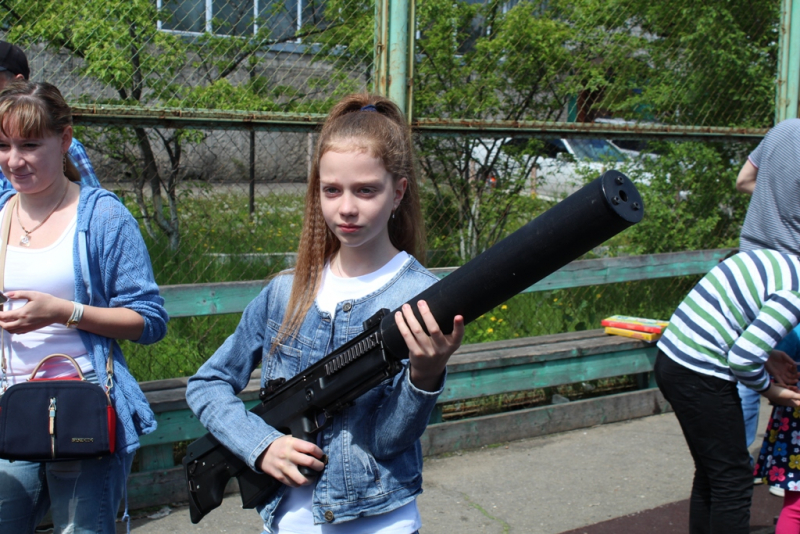 «Все лучшее — детям»: в России несовершеннолетним раздали автоматы и бронежилеты (ФОТО)