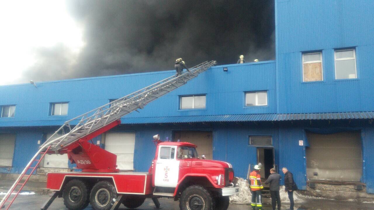 Все затянуто дымом: В Киеве произошел масштабный пожар на складах