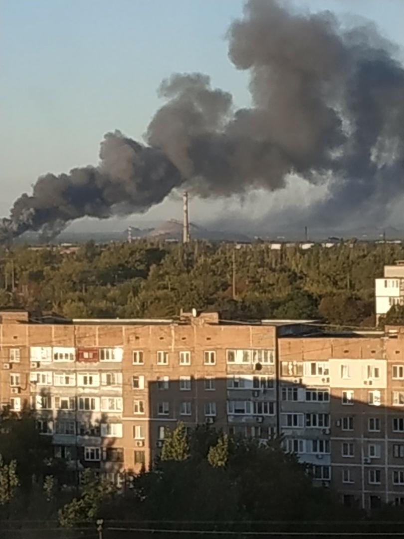 Взрывы в Донецке произошли на территории бывшего АТП, где сейчас находится воинская часть ДНР, - СМИ