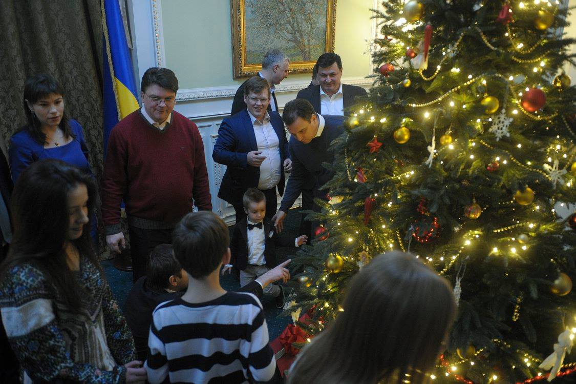 Яценюк с министрами записали новогоднее поздравление для украинцев