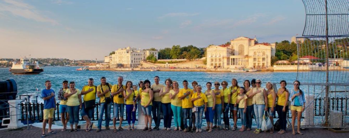 Жители аннексированного Севастополя поздравили Украину с праздниками патриотическим флешмобом