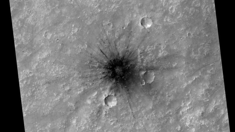 Зонд NASA сделал впечатляющий снимок нового кратера на Марсе (ФОТО)