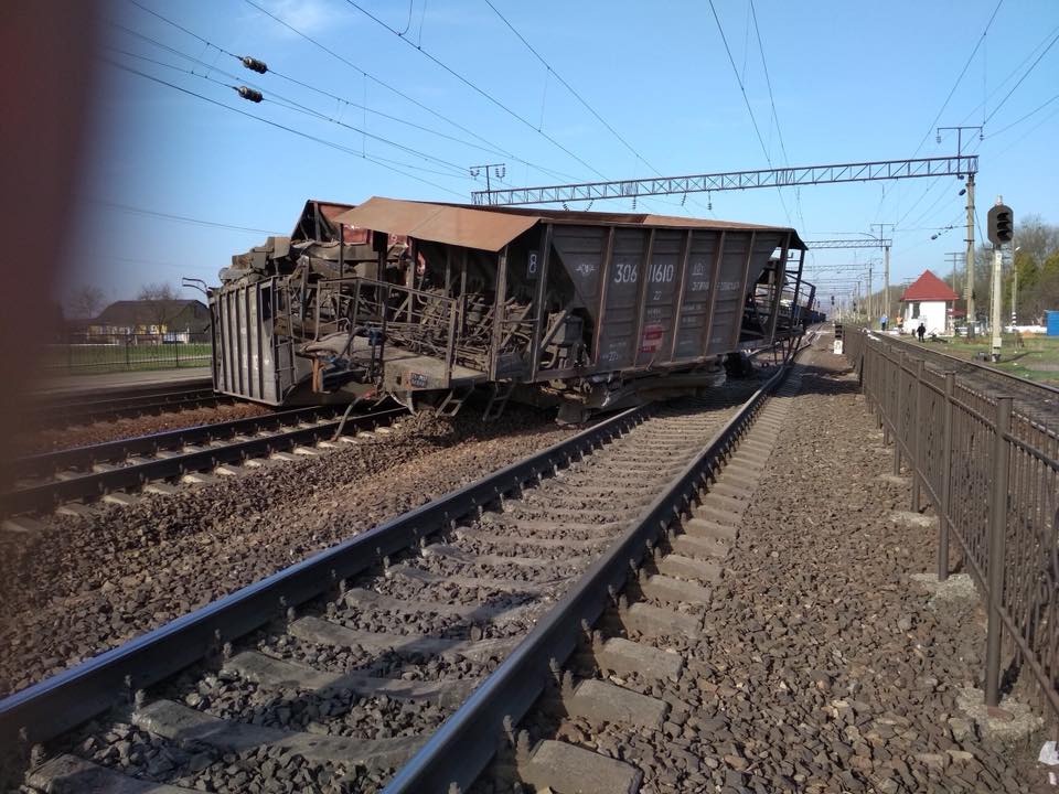 Авария на железной дороге: Во Львовской области сошли с рельсов 10 грузовых вагонов