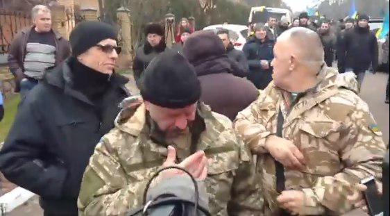 Барне снова досталось: Нардепу брызнули в глаза из газового баллончика под домом Луценко