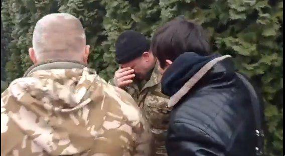 Барне снова досталось: Нардепу брызнули в глаза из газового баллончика под домом Луценко