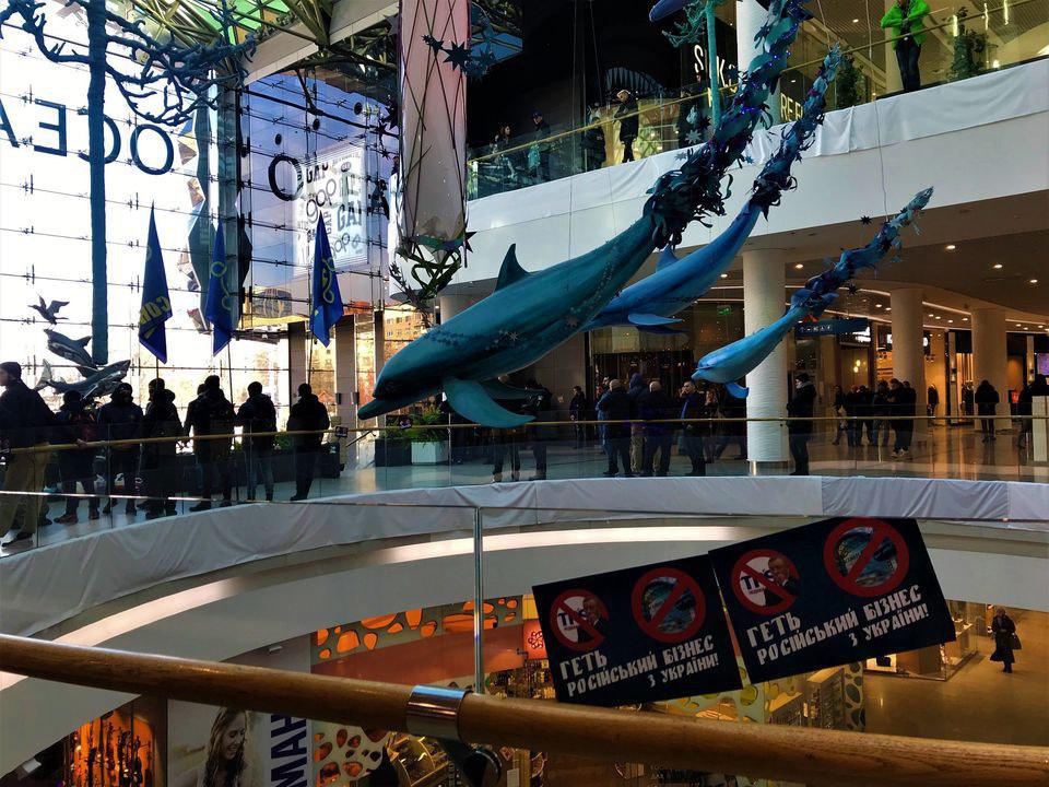 Берем под свой контроль: Националисты снова пришли в ТРЦ Ocean Plaza и потолкались с полицией