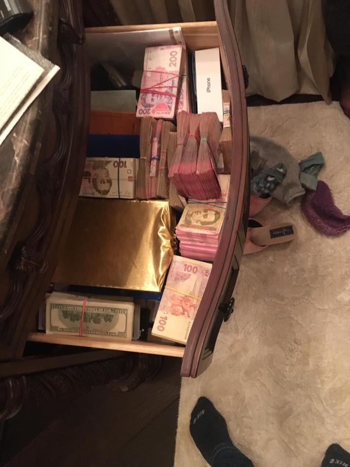 Двух должностных лиц Укргазвидобування задержали по подозрению в получении взятки в 25,8 млн грн, - Луценко