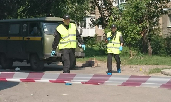 Фото с места стрельбы у харьковского отделения Укрпочты