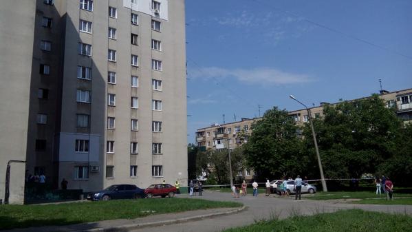 Фото с места стрельбы у харьковского отделения Укрпочты