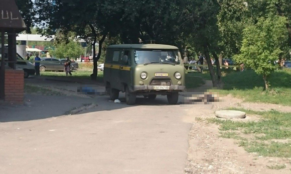 Фото с места стрельбы у харьковского отделения Укрпочты