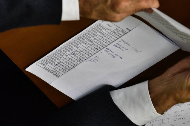 Как Березенко и Кириленко в правительственной ложе Рады расписывали должности в облсоветах: фото