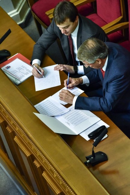 Как Березенко и Кириленко в правительственной ложе Рады расписывали должности в облсоветах: фото