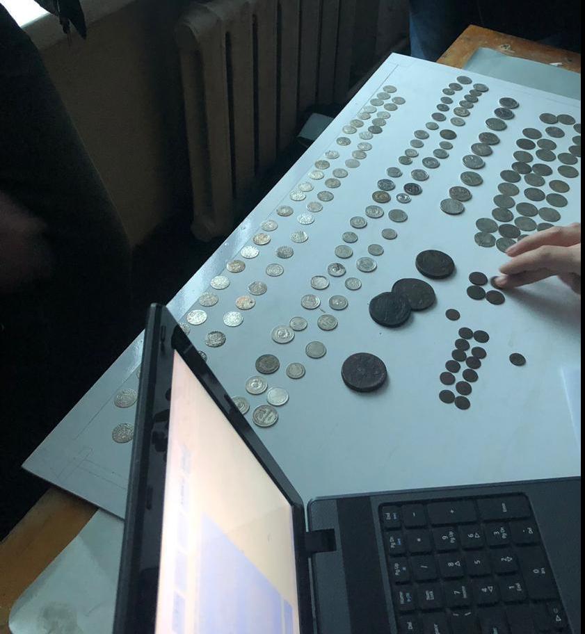 На границе с Польшей обнаружили одну из крупнейших партий старинных монет
