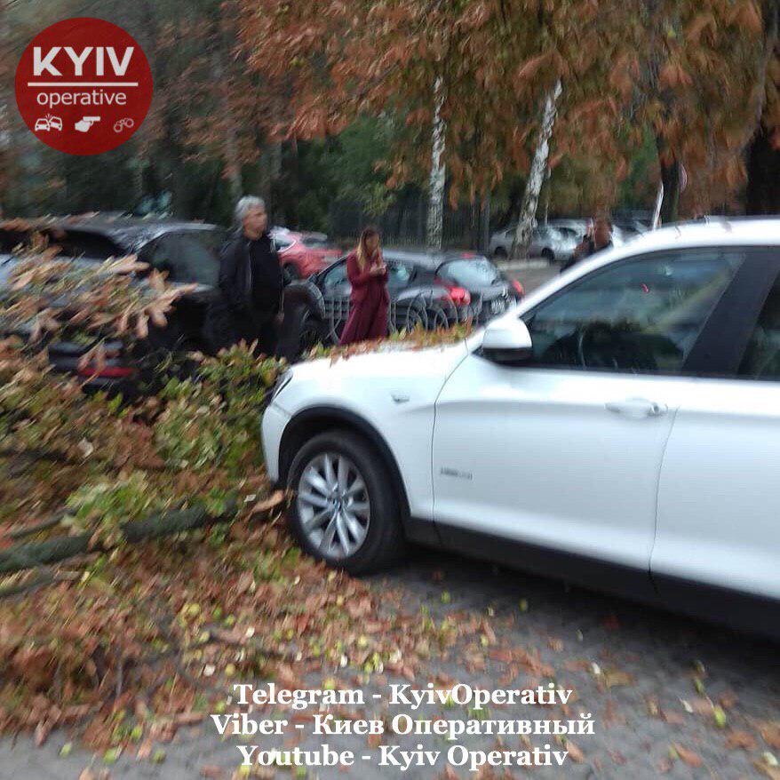 На Печерске в Киеве упал строительный кран