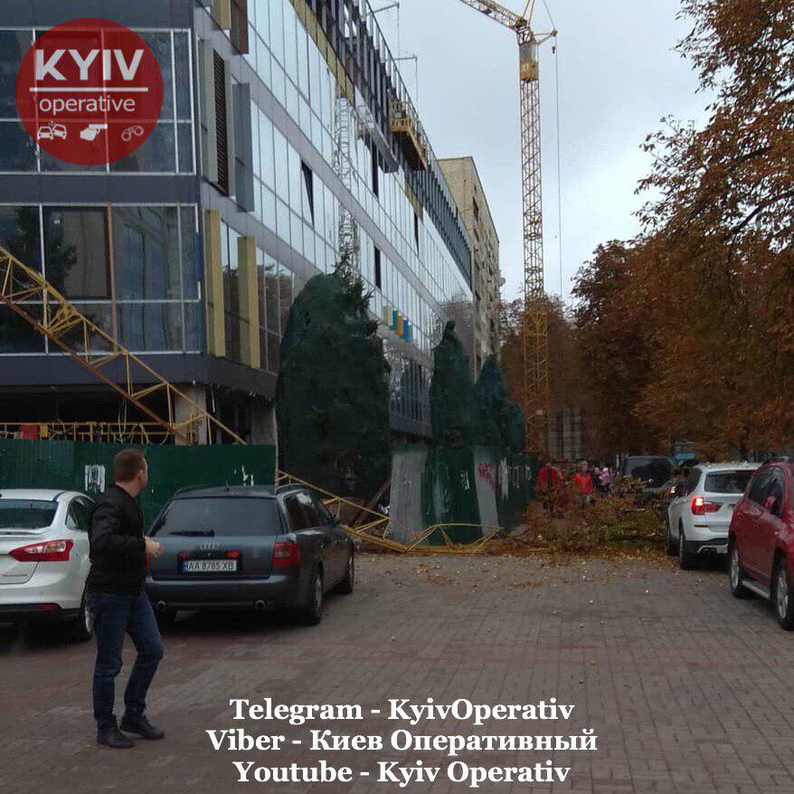 На Печерске в Киеве упал строительный кран