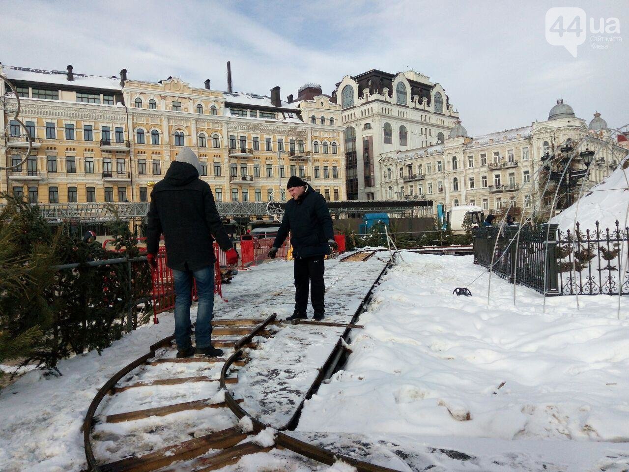 На Софийской площади проводят демонтаж главной новогодней елки Украины (фото)