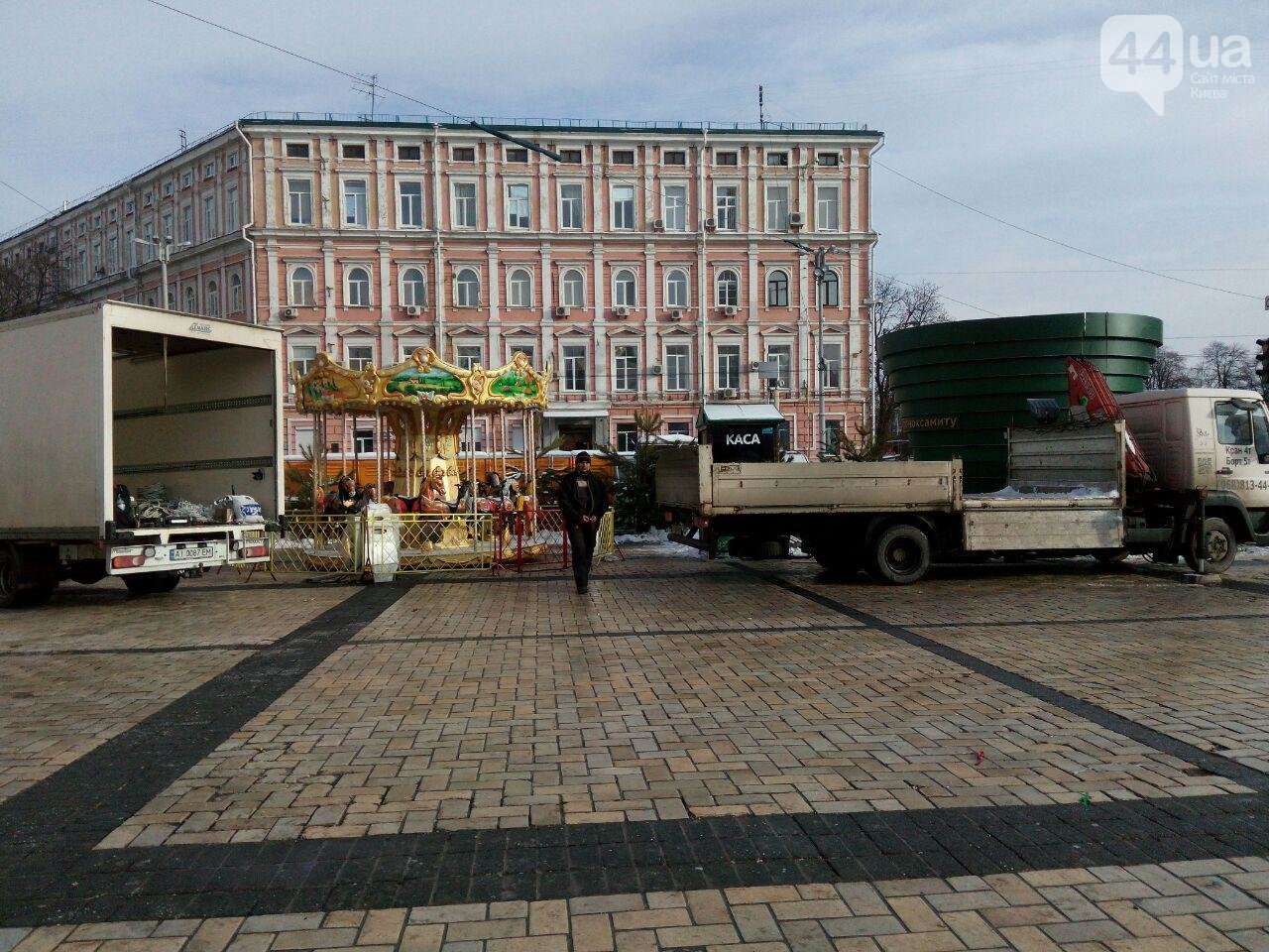На Софийской площади проводят демонтаж главной новогодней елки Украины (фото)