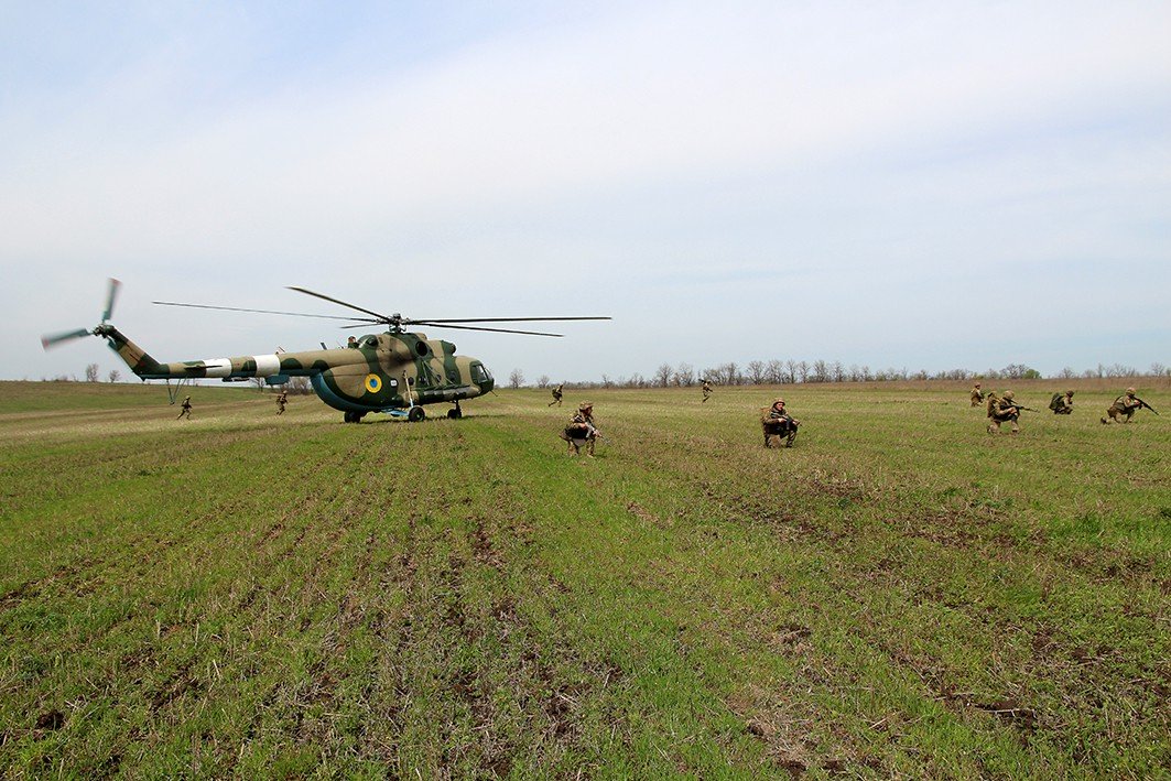 На юге Украины прошли учения, в ходе которых военнослужащие десантировались в тыл врага