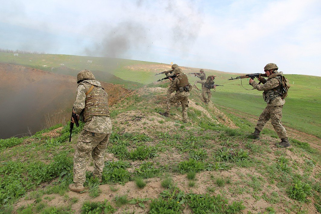 На юге Украины прошли учения, в ходе которых военнослужащие десантировались в тыл врага