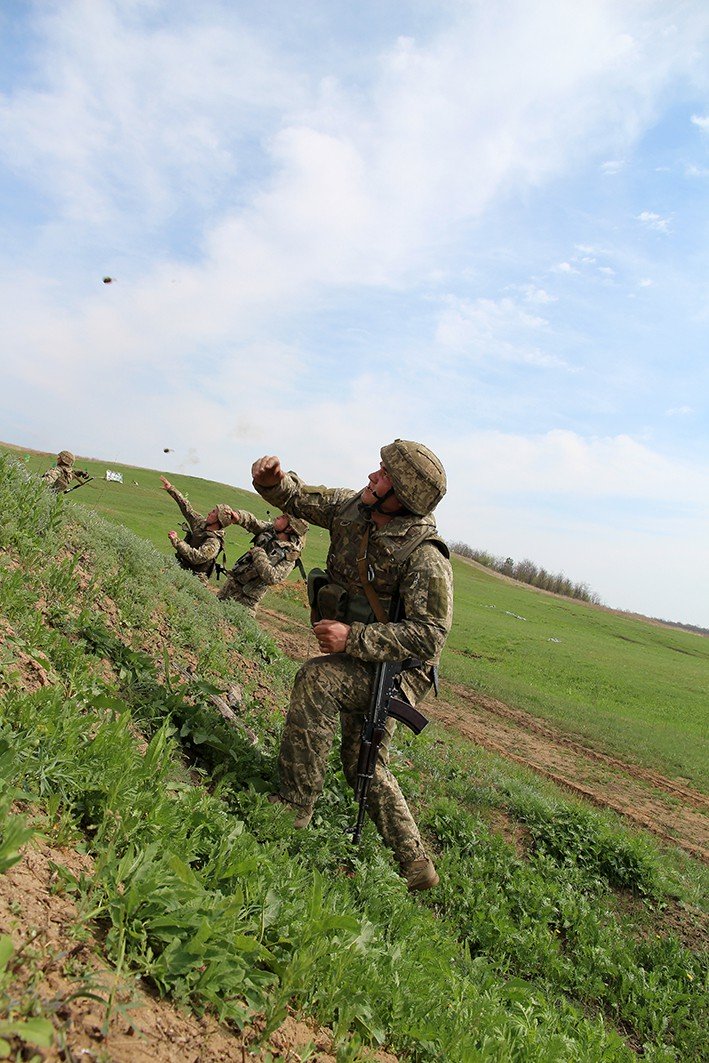 На юге Украины прошли учения, в ходе которых военнослужащие десантировались в тыл врага