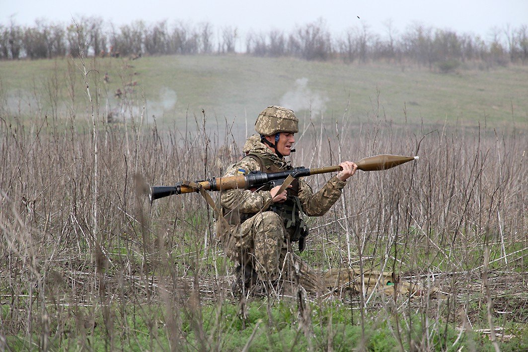На юге Украины прошли учения, в ходе которых военнослужащие десантировались в тыл врага