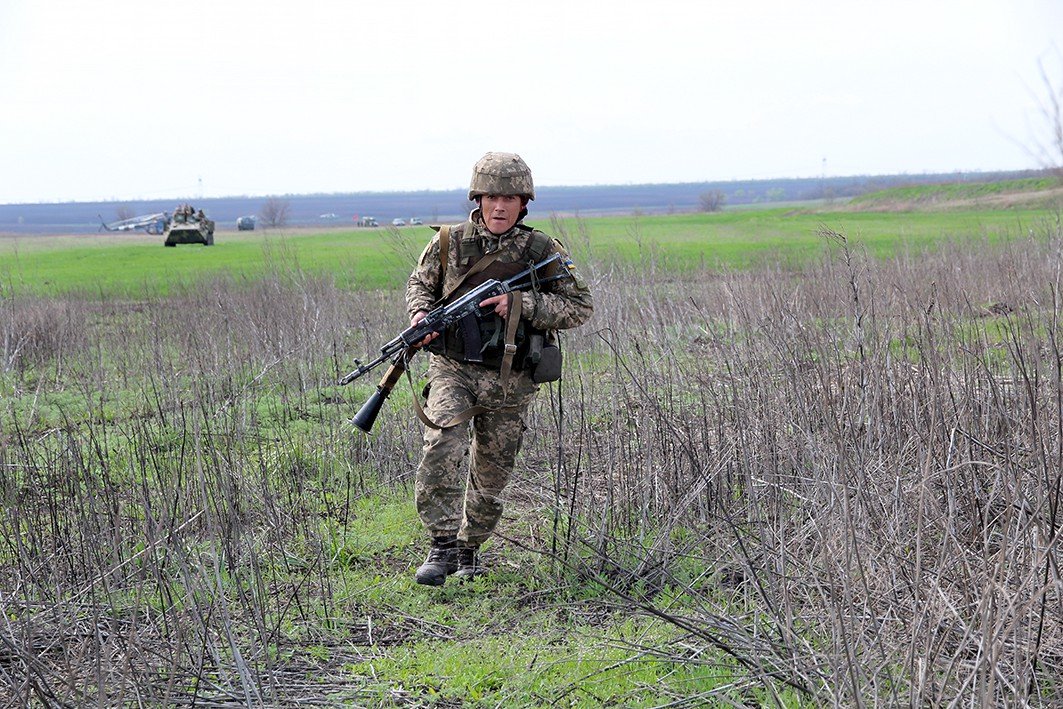 На юге Украины прошли учения, в ходе которых военнослужащие десантировались в тыл врага