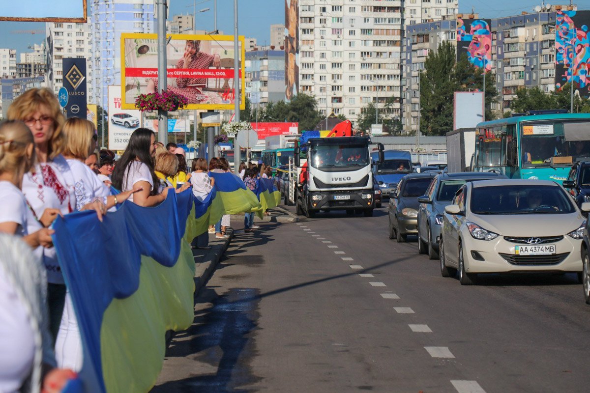 Национальный рекорд: В Киеве развернули самый длинный флаг Украины (фото, видео)